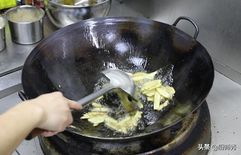 大雪降至，大厨教大家做铁锅鸡，鸡肉紧致入味，制作简单，真香啊