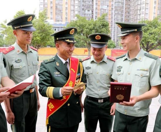 央视聚焦！从“山里娃”到军官，他吃“百家饭”长大、高考文科状元，如今荣立一等功！