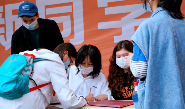 武汉一高校现“天价学费”，学生望“费”生畏，家长直呼承受不起