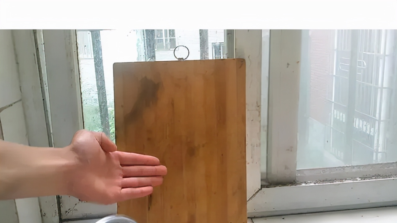 菜板其实很脏，别只知道用水洗！学会一招，5分钟清洗干净不长霉