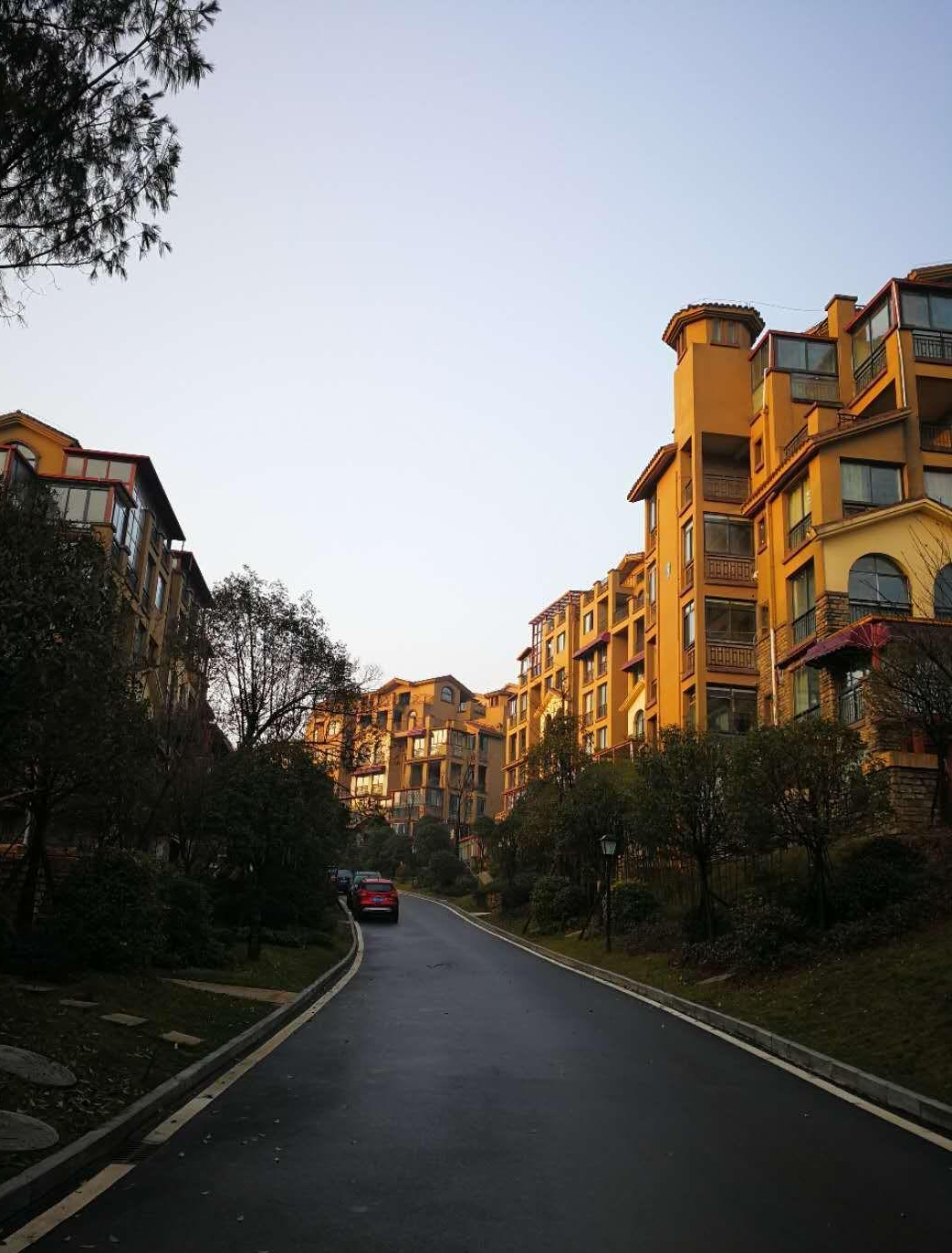 天岛湖社区天岛湖社区距离天鹅堡社区只有6公里,周边生态环境也是基本