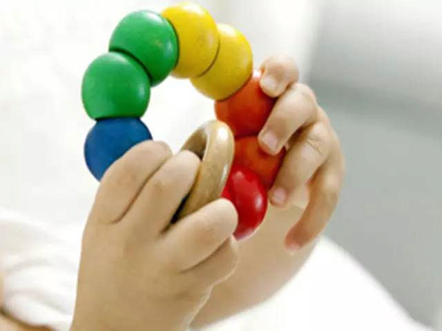 这样可以训练宝宝的抓握能力,新手爸妈一定要掌握