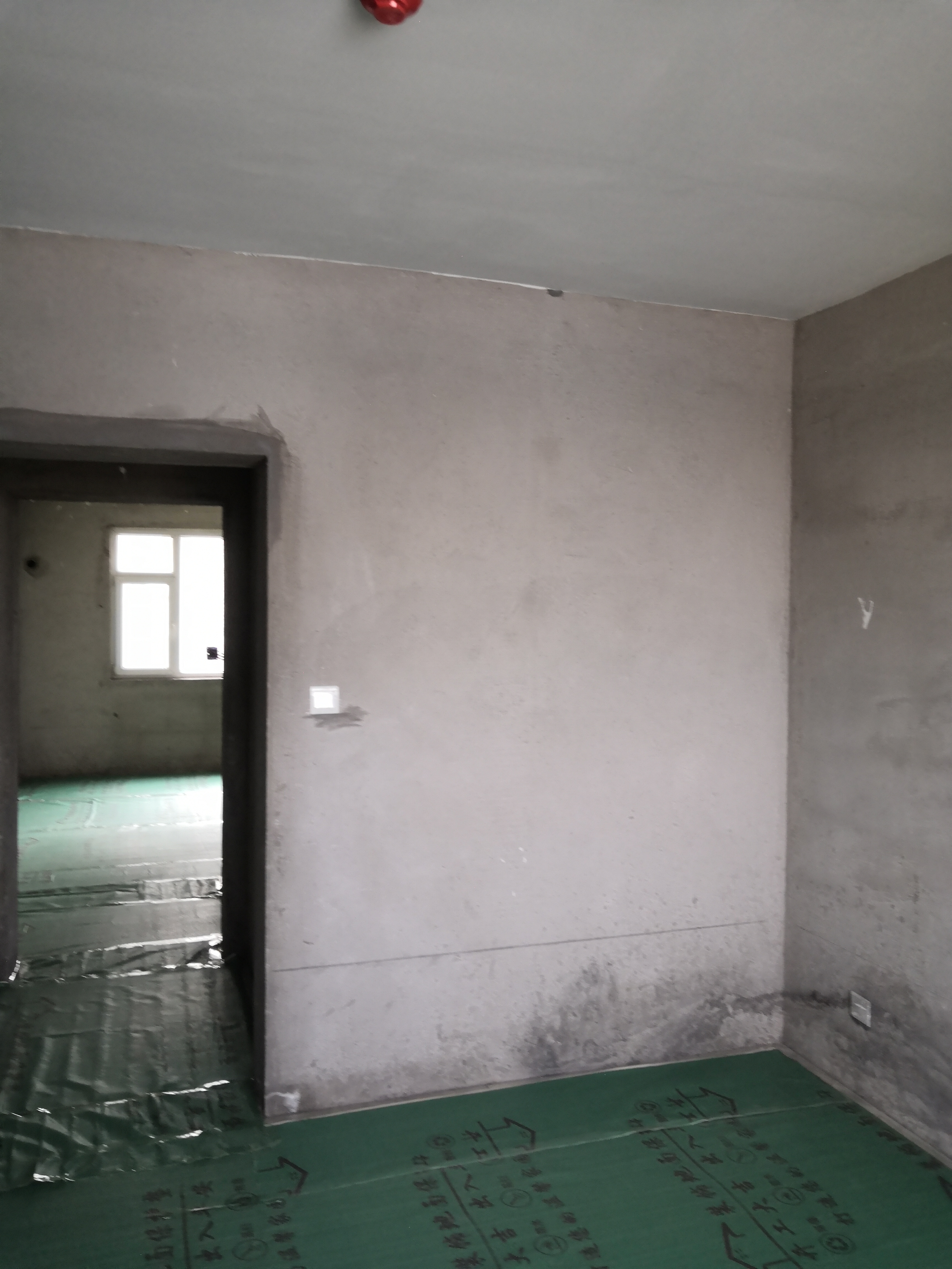 施工跟踪：电视墙暖咖色，其他墙面浅灰色，设计师不同阶段分享