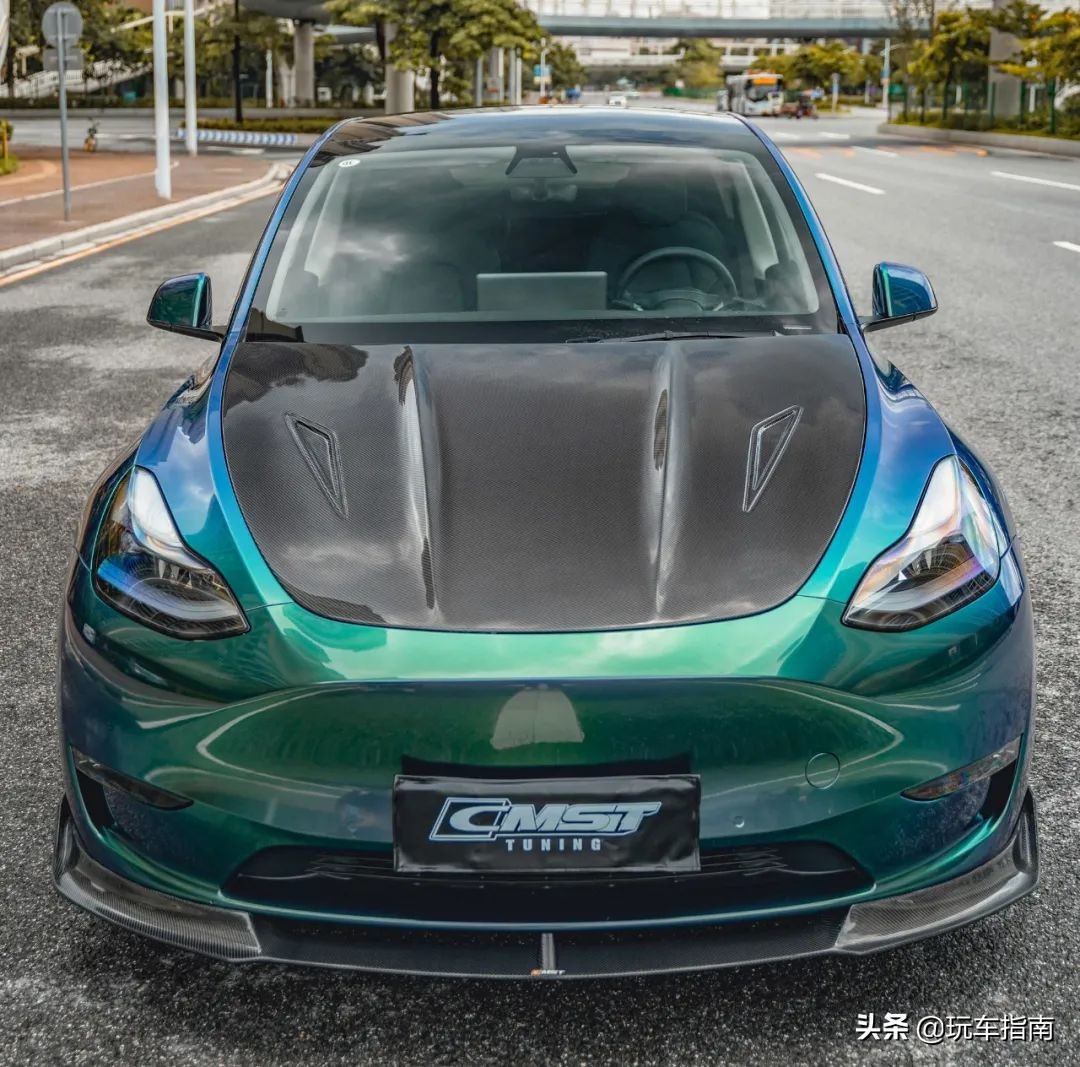 特斯拉Model Y全面改装，碳纤维宽体钻石绿变色膜回头率爆棚