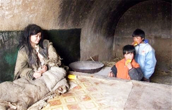 单身汉为娶妻，花120元买下被拐女大学生，两人和牲畜一起住17年