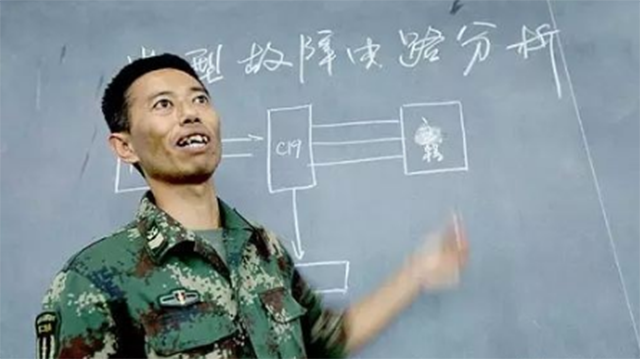“兵王”王忠心：妻子“笑话”只长胡子不长职位，退役后过得如何