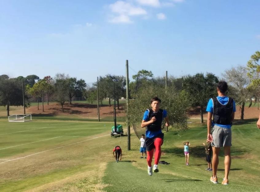 “中国飞人”！韧带断裂，他术后第二天就开始训练，22岁刷新纪录问鼎冠军！