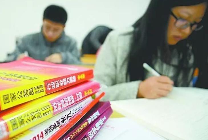 考生为自己估分405后痛哭，200分就能上大专，我这么努力有什么用