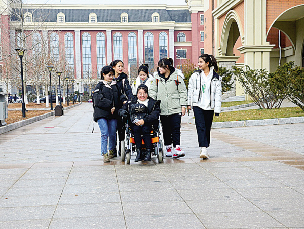 不舍得女儿上大学，妈妈住宾馆陪读，“巨婴”越来越常见