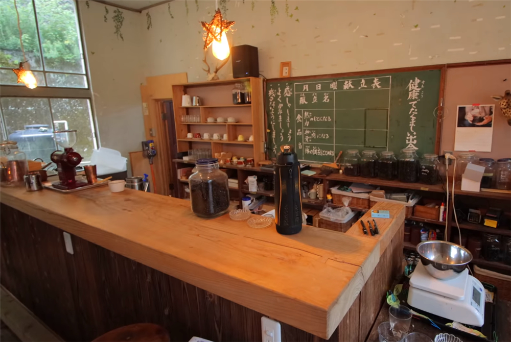 80后的他买下废弃学校，独居的日子一过就是7年，虽孤独却很自由