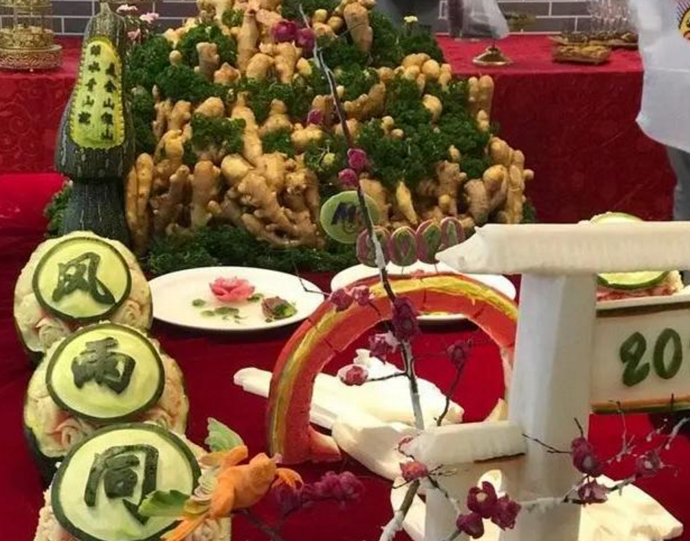 大学“地府级别”食堂火了！设计足够大胆，学生直言：吃饭像渡劫