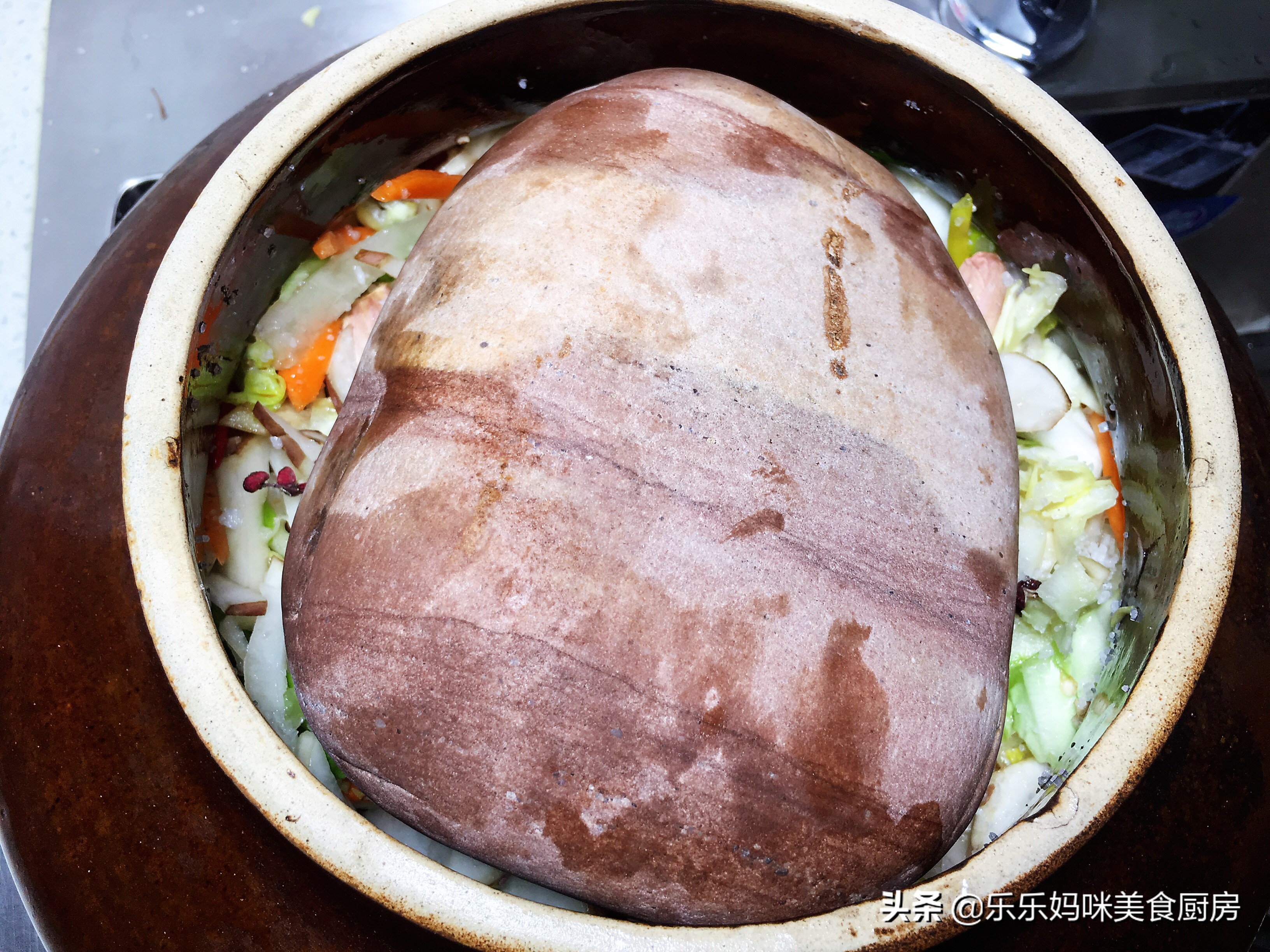 每年秋季，妈妈都用这方法腌咸菜，7种食材腌1瓮，够吃一冬