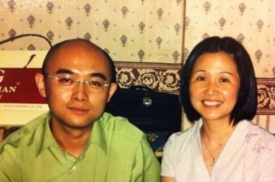 他是“江苏一哥”孟非，曾娶初恋女友为妻，今49岁一家三口超幸福