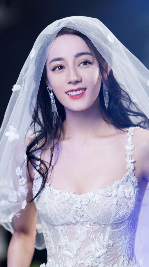 迪丽热巴VS古力娜扎，两位来自新疆的女星到底谁最好看？