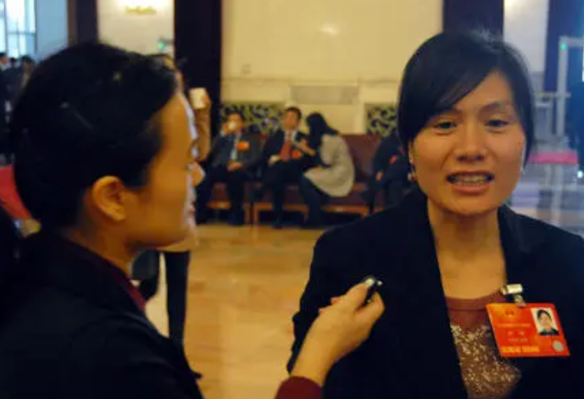 14岁辍学打工，刘丽靠洗脚供百位贫困生，2010年感动中国后如何了