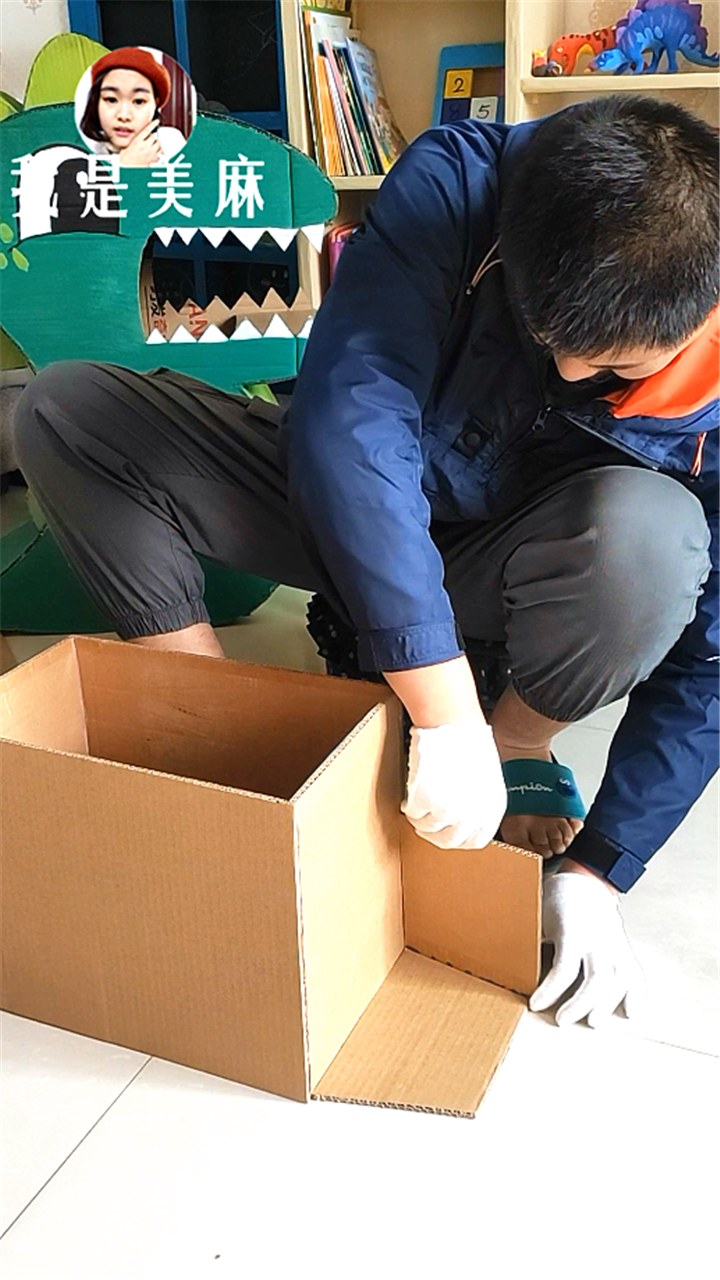 纸箱还能这样玩，爸爸做了一辆幼儿园校车，做法超简单，一看就会