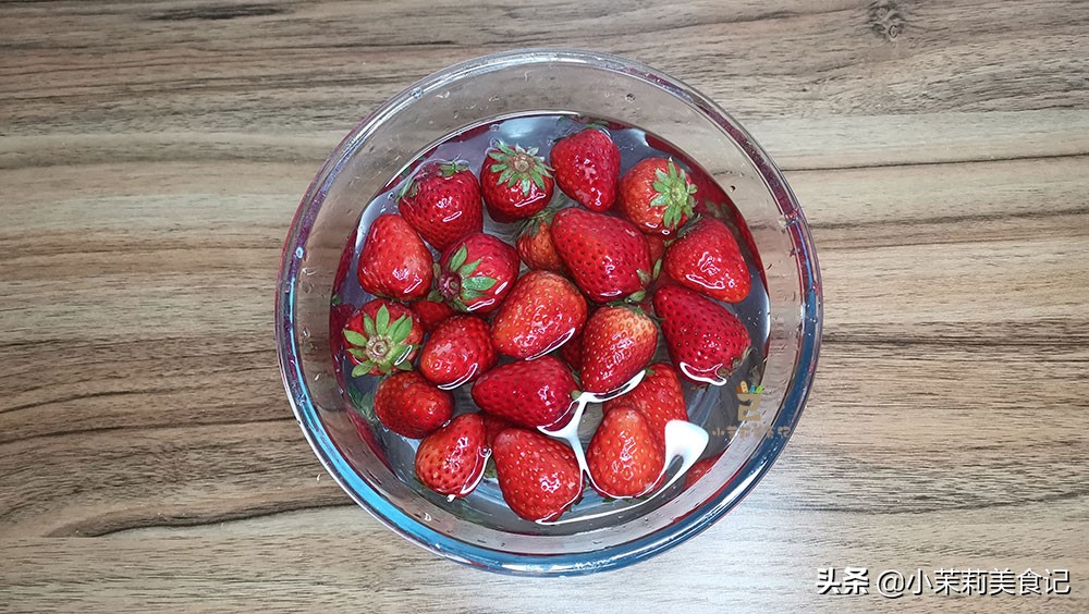 洗草莓，用盐还是用面？都不对，教你正确方法，农药脏东西都洗掉