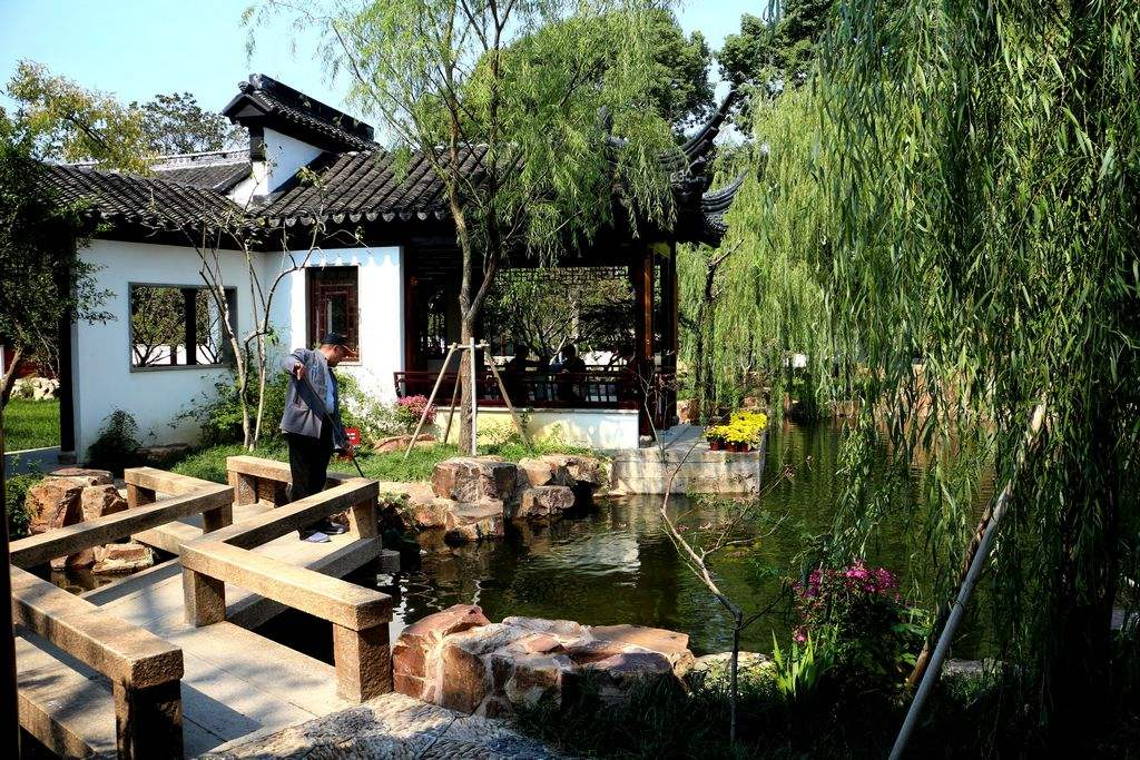 不砸墙不封阳台，6个低成本办法，让你家客厅看上去大2倍