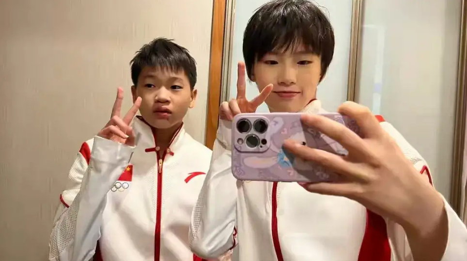 全红婵太可爱了，“炸毛”发型重现！备受跳水队宠爱，合影站C位