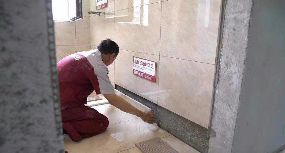 卫生间装修，先贴地砖还是墙砖？如果工人这样装，记得给他涨工资