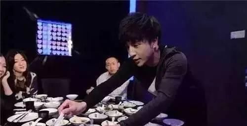 揭秘薛之谦在上海开的“上上谦”串串香火锅店，网友：偶遇谦谦