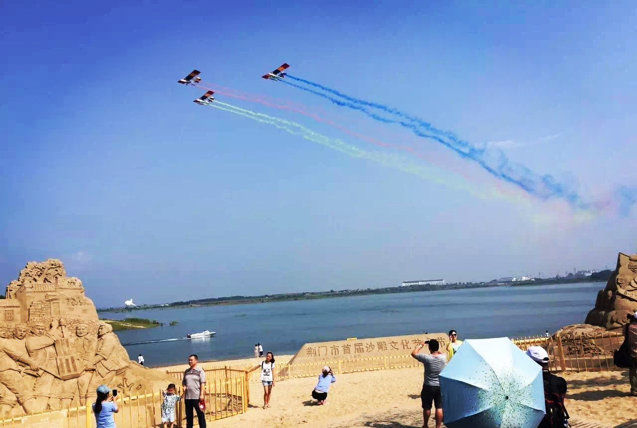 浪涌轻抚白沙岸，心随潮起忆流年