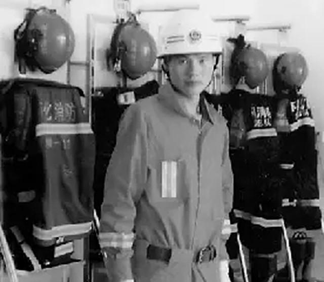 20岁兵哥哥救火牺牲，追思会万人自发送行，如今失独夫妻收获一女