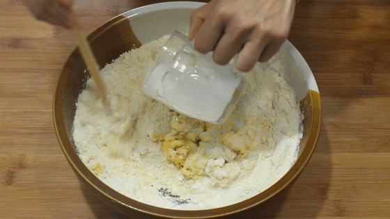 玉米面饼怎么做？加杯牛奶，搅一搅直接上锅烙，口口柔软香甜