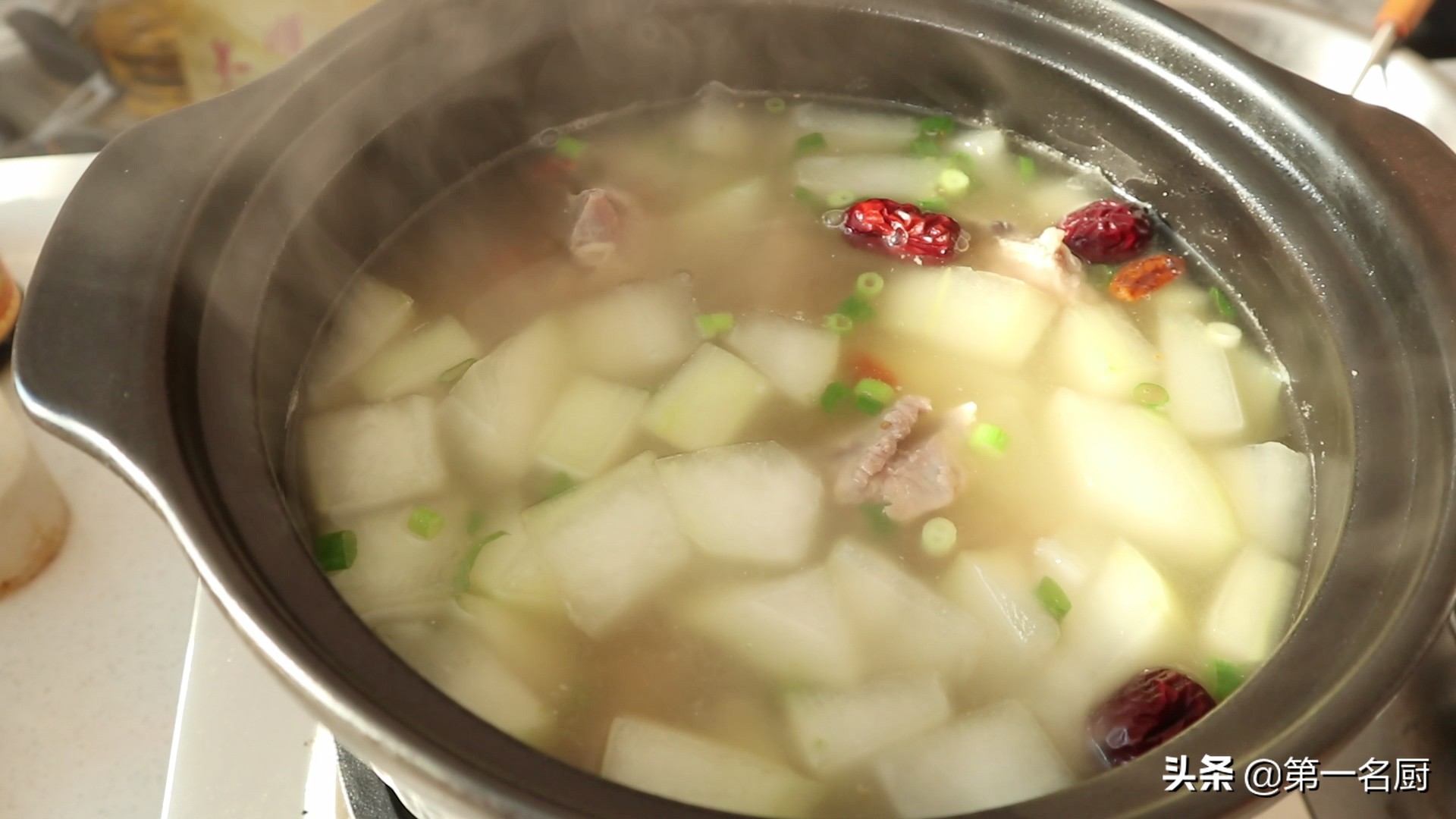 冬瓜排骨汤来了，只需掌握这两个小技巧，汤鲜味美，清淡营养