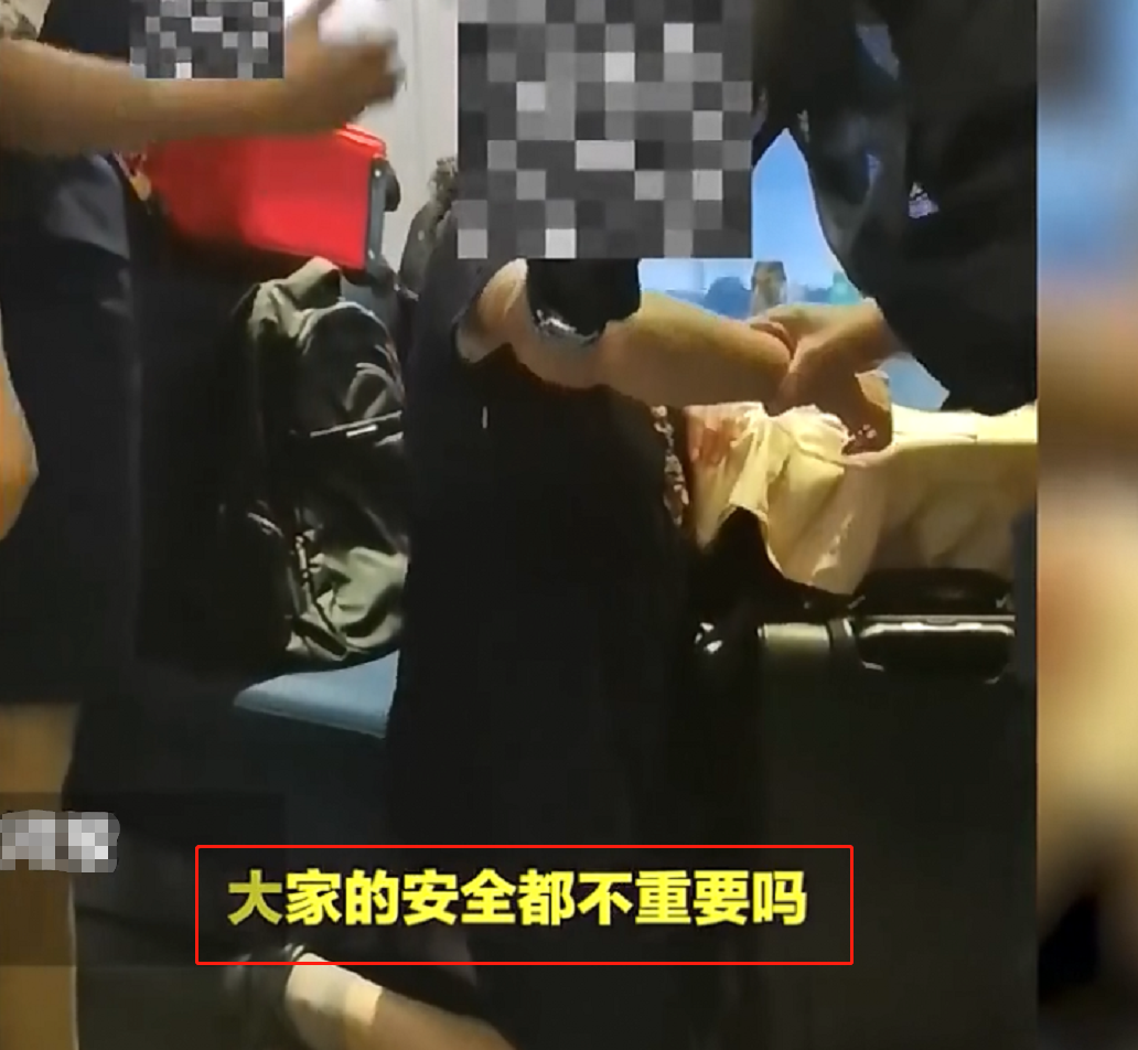 女子动车上吸烟：我知道不能吸烟，双膝下跪求原谅，网友：知法犯法