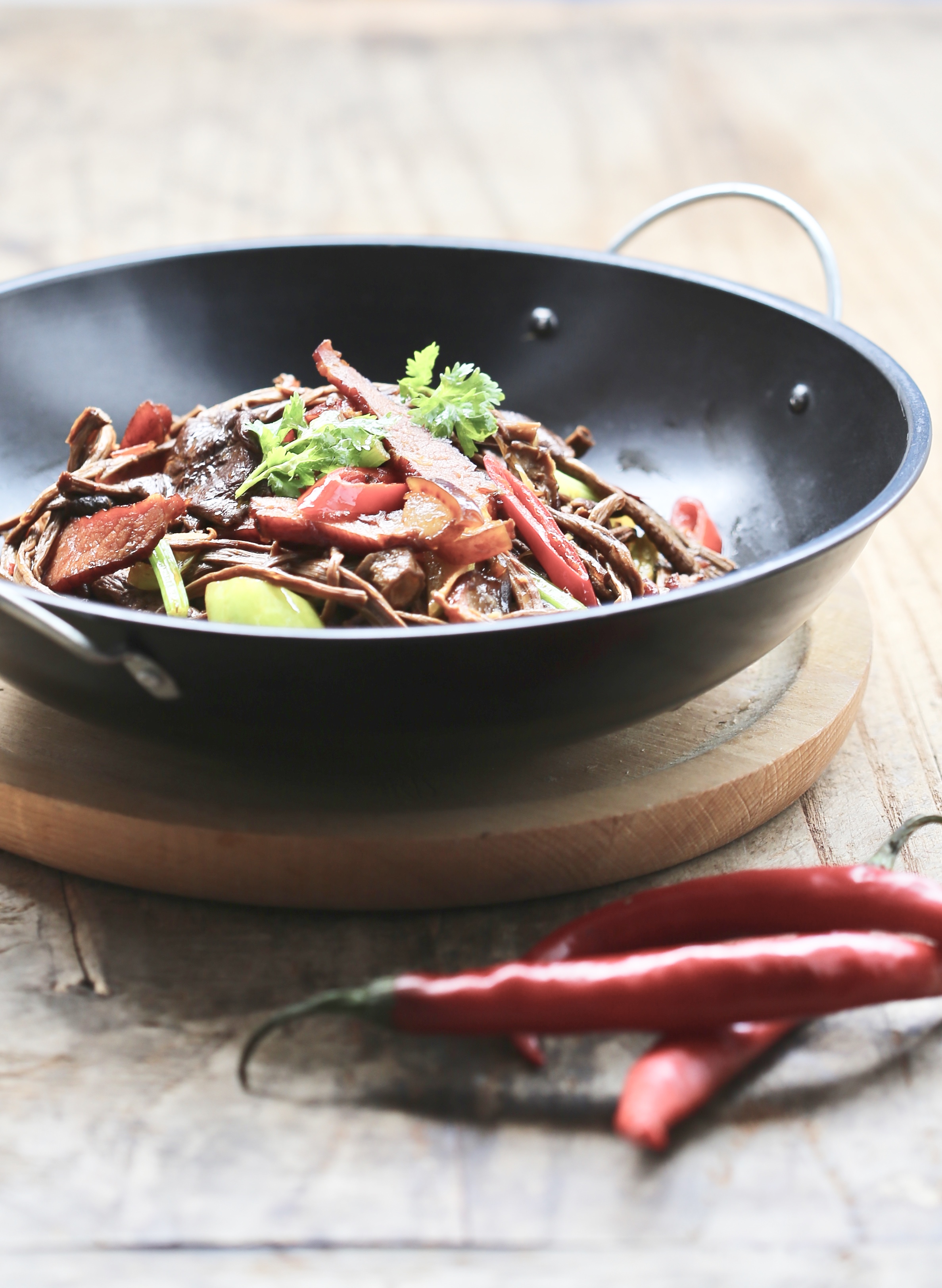 干茶树菇冷水泡还是热水泡？饭店的鲜香劲道，原来大厨是这样做的