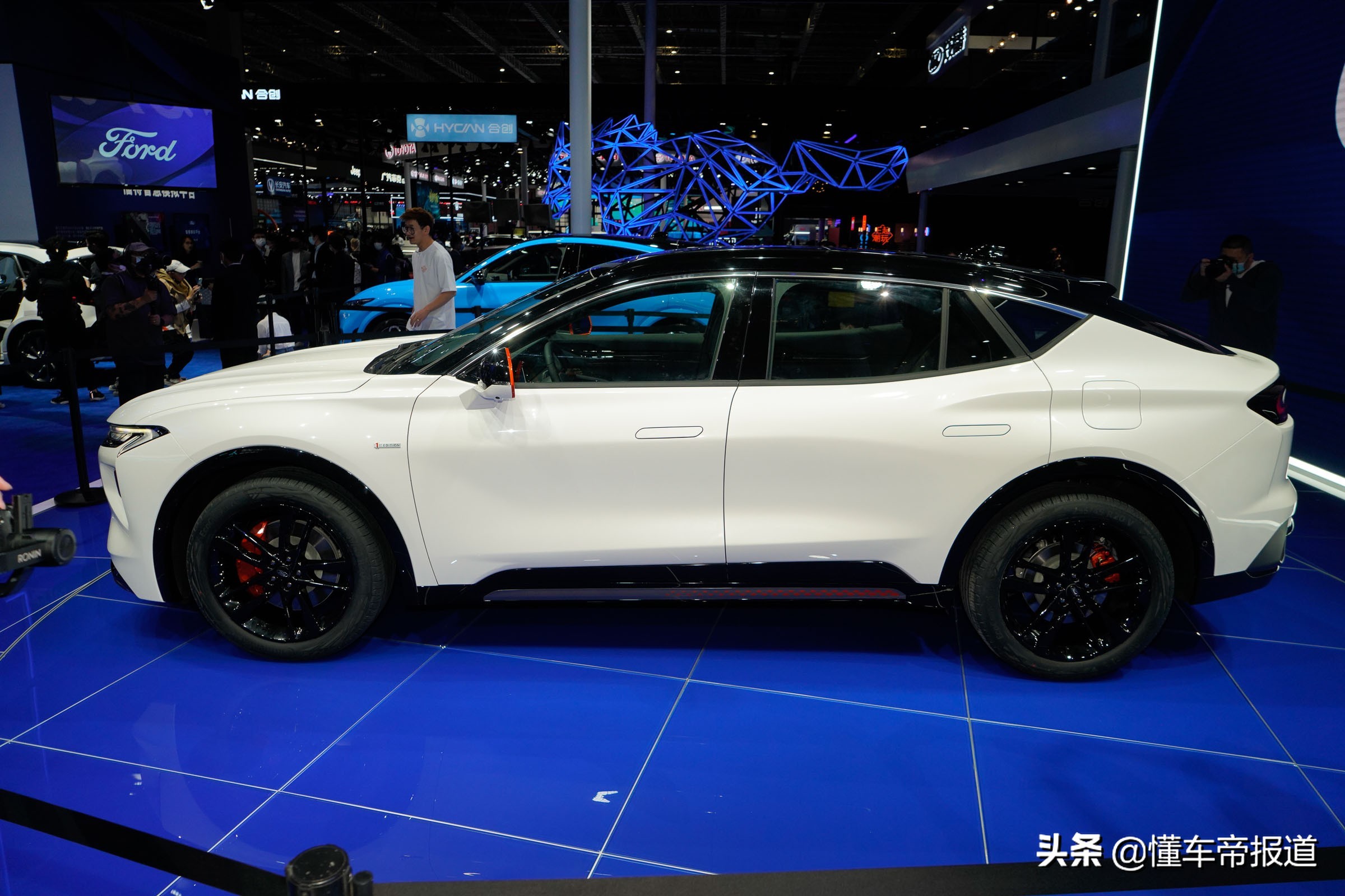 新车 </p><p>　　 回头率比肩跑车，内饰配“米级”大屏！福特EVOS开启盲订