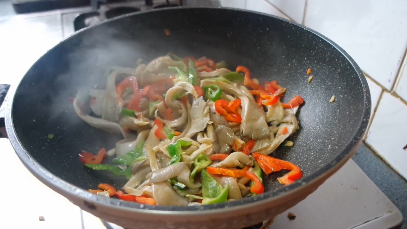 平菇这样做，实在太香了，营养美味，一大盘上桌不够吃