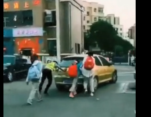 “霸道”女副行长：逼出轨丈夫砍手指，把下属当佣人驱使