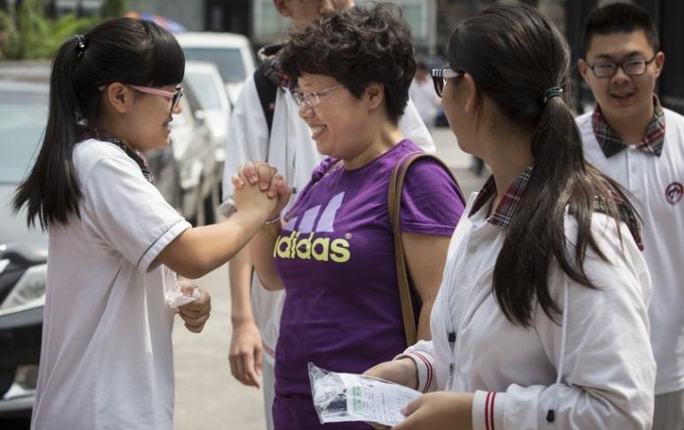 奶奶心系孙子高考成绩，梦到他考了666分，成绩出来后激动不已