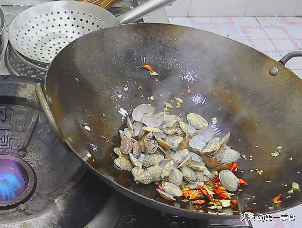 辣炒花甲这样做，肉质鲜嫩，香辣过瘾，食材简单，实在太美味了
