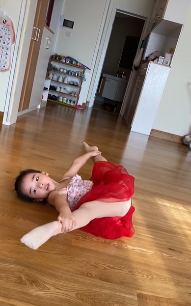 董璇晒4岁女儿自编舞蹈，劈叉超180度，意外暴露朴素家装背景