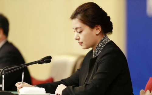 中国女翻译官燃爆了！中美交锋20分钟临场脱稿交传，太帅太牛