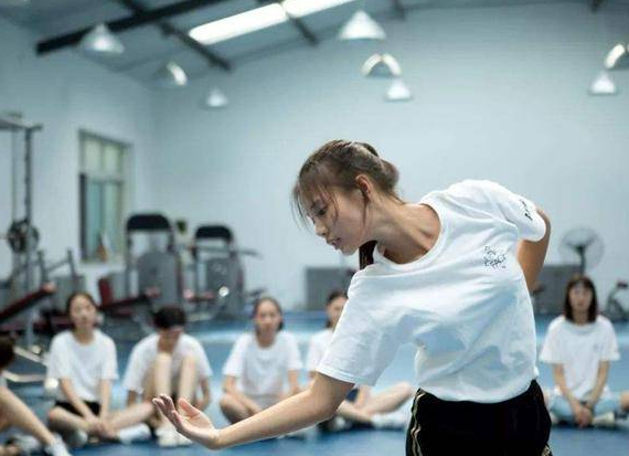 “学霸级校草”来了，身高1米92，双料第一，像极了偶像剧男主