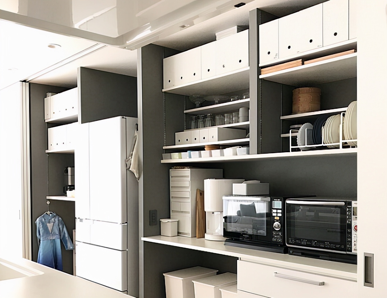 厨房别再做吊柜了，如今流行这样的设计，实用还省钱