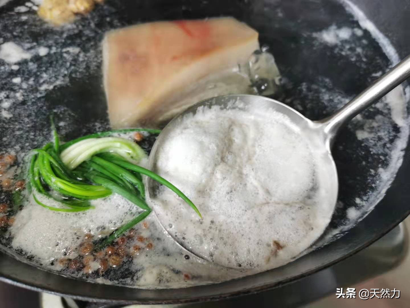 回锅肉怎么做才好吃？来看看传统的川菜做法，肥而不腻，真解馋