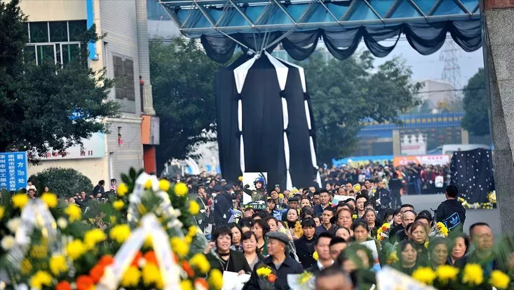 空军英烈余旭同志墓,一年四季簇拥鲜花,碑前摆放战机模型