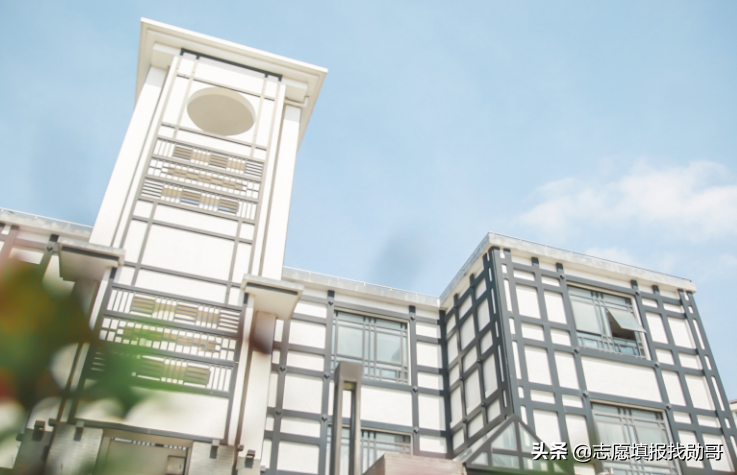 华东师范大学全国排名前列，师资雄厚、学科实力强，是追求卓越教育与学术理想的理想选择。