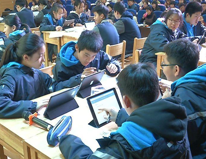 学校换上新课桌，学生的世界观被颠覆，黑科技的诞生出现了