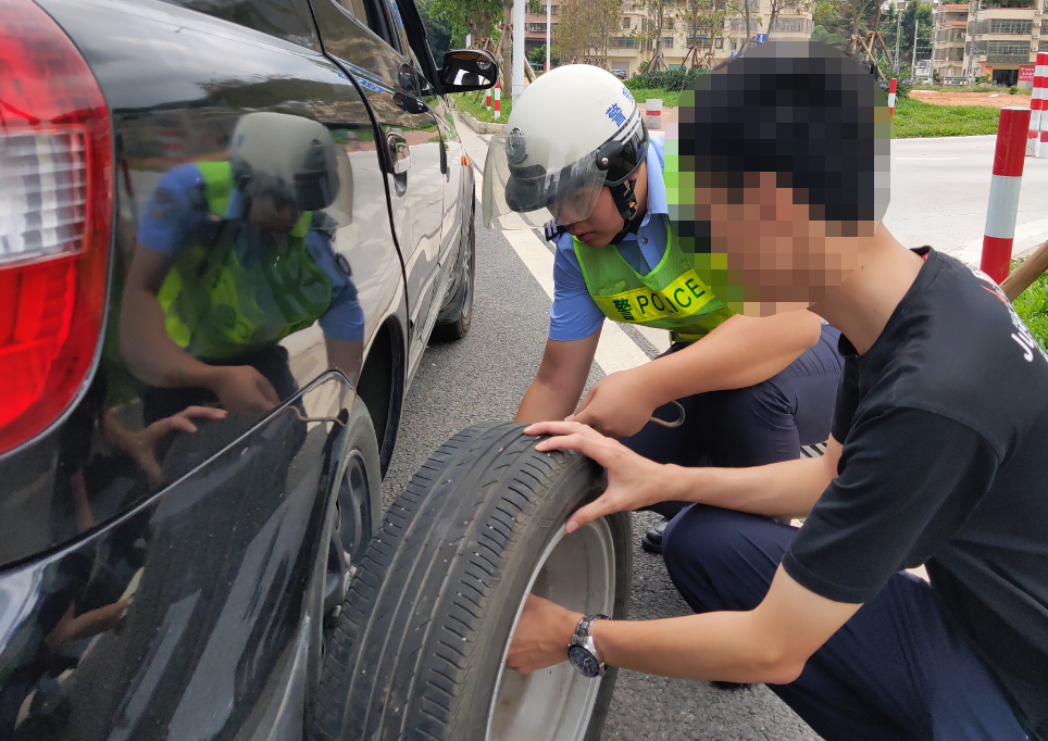 爆胎是常见问题，却有八成司机不会换胎！珠海帅气交警三分钟教会你！