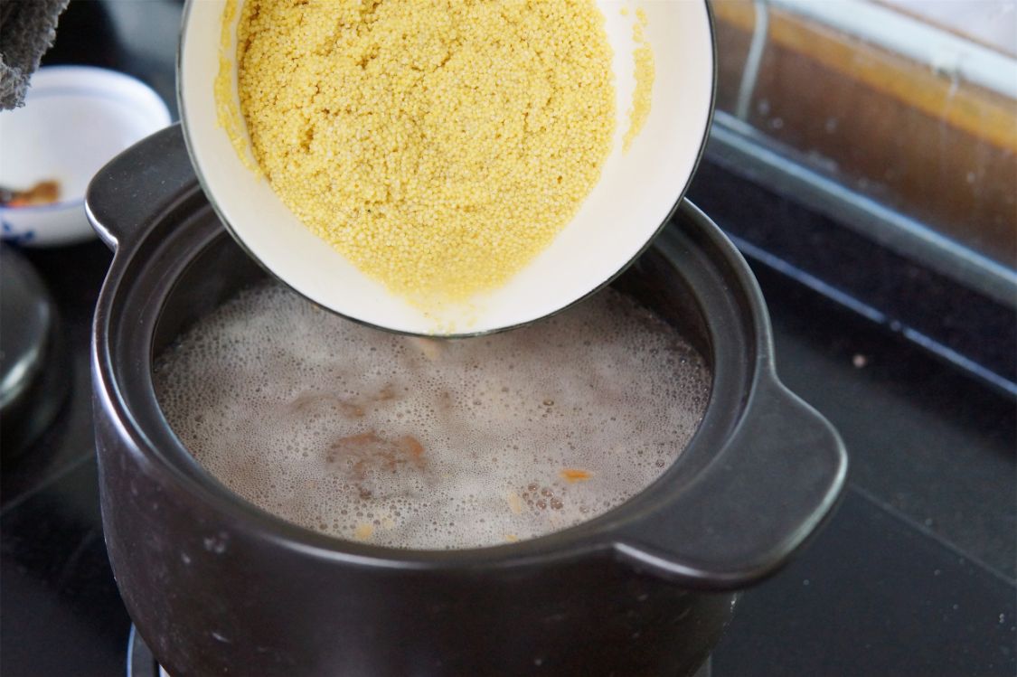 大冷天，聪明人常用“3红1黄”煮粥，坚持早餐喝一碗，暖和过寒冬