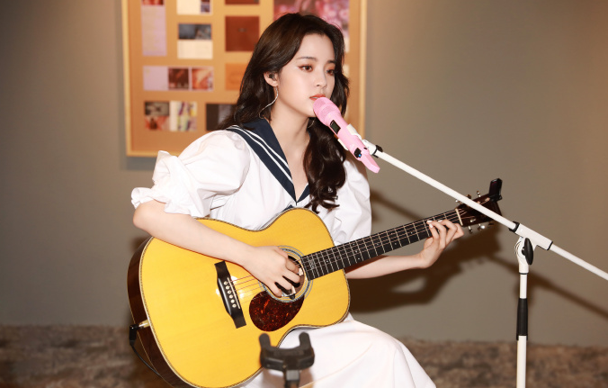 何超欣考上清华研究生，王文也晒恋爱高甜，映射出名媛们的小时代