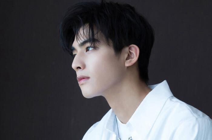 近来关注飙升的95后男明星，吴磊榜首，王一博榜眼，郭麒麟探花