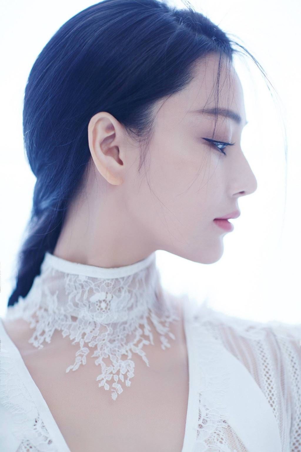 张馨予的正面脸型标准,五官精致,尤其是眼睛,是典型的猫眼,看起来清纯