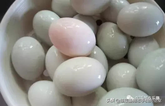 原来腌咸鸭蛋这样容易，照这个做法配方来做，咸蛋鲜黄流油